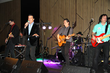 Zabavajo vas glasbeniki zasedbe ROK 'N' BAND