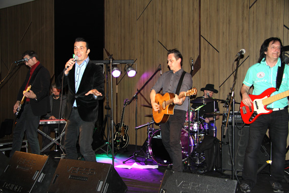 Zabavajo vas glasbeniki zasedbe ROK 'N' BAND