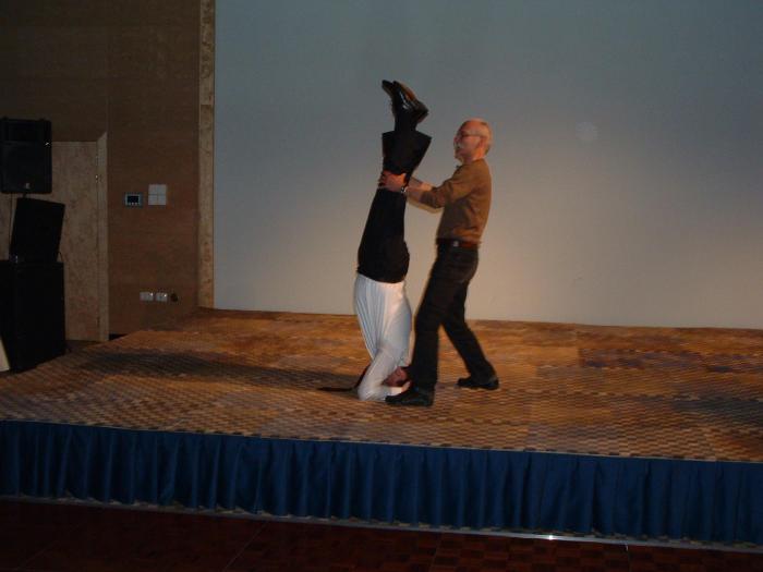 A ga še prepoznate - Martin-a Krpan-a namreč? Vse je podredil ... in celo dovolil ... da se ga postavi na glavo :-)