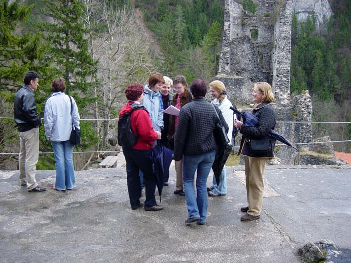 Medtem tudi skupinski posvet, za izpolnitev zadane naloge.