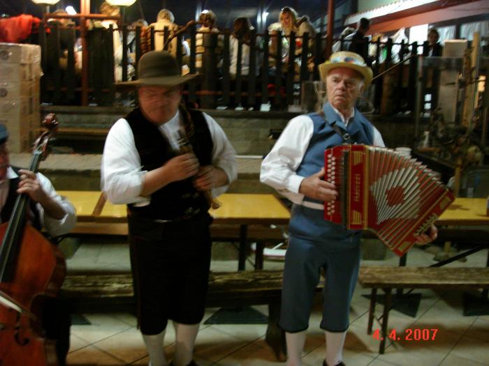 Spet bo veselo - smo najdli tudi harmonko ...