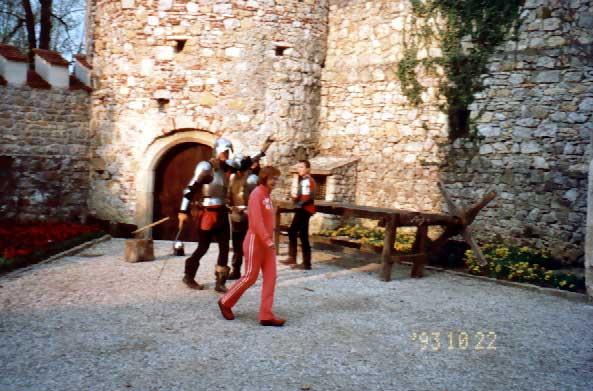 ... ter s pomočjo tehtnih, težkih kovinskih davčnih instrumentov osvobodi davkoplačevalko davčnega jarma. To so začetki davčnega svetovanja na slovenskem.