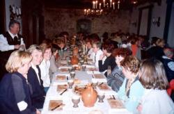 Po čudovitem srednjeveškem ognjemetu ob soju sveč ter srednjeveški glasbeni spremljavi tekne srednjeveška pojedina.