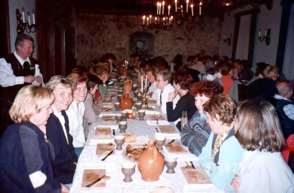 Po čudovitem srednjeveškem ognjemetu ob soju sveč ter srednjeveški glasbeni spremljavi tekne srednjeveška pojedina.