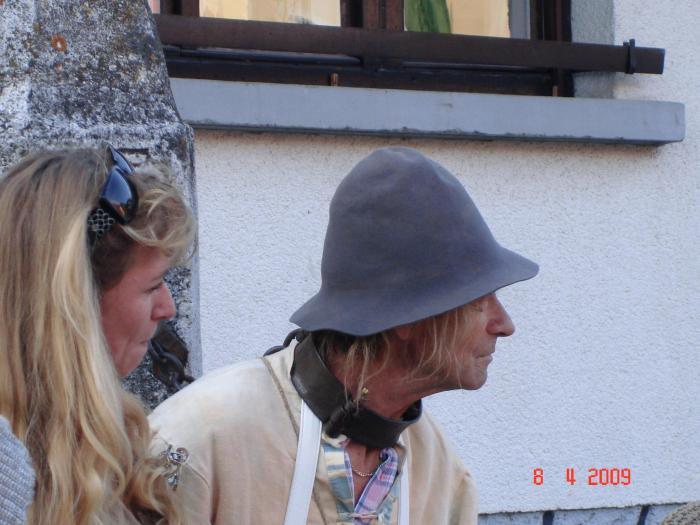  Kaj da nama boste vse prisodili? Pa midva nisva razen drug za drugega nič nikomur naredila!!