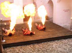 Usklajeno ... vroče ... oblikovano ...