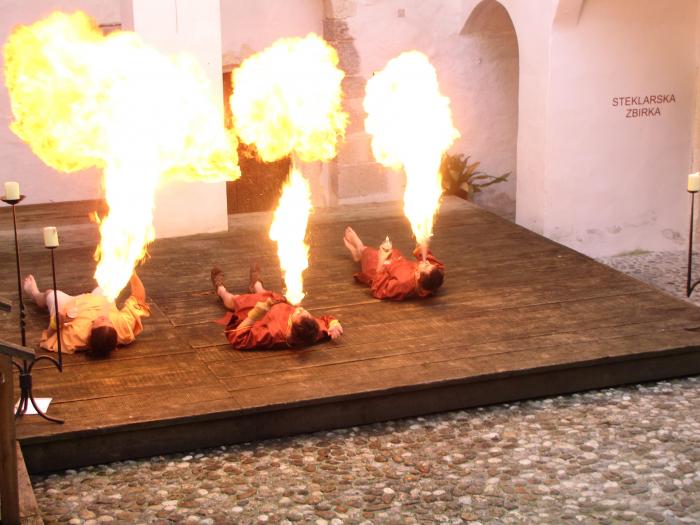 Usklajeno ... vroče ... oblikovano ...