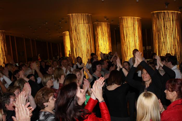 Tudi tole smo mi ... zabava in smeh je vsaj pol zdravja ... vedno v polni zasedbi.