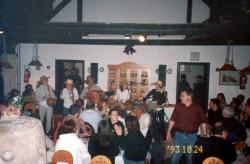 Večerja v vinskih goricah. Zabavajo nas bodoči dobitniki viktorja za glasbeno nadarjenost - kvintet davkoplačevalski klobučniki.