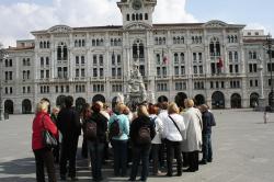 Trg Zedinjene ... ? ... utrjevanje našega zmagovalnega davčnega bataljončka za ...