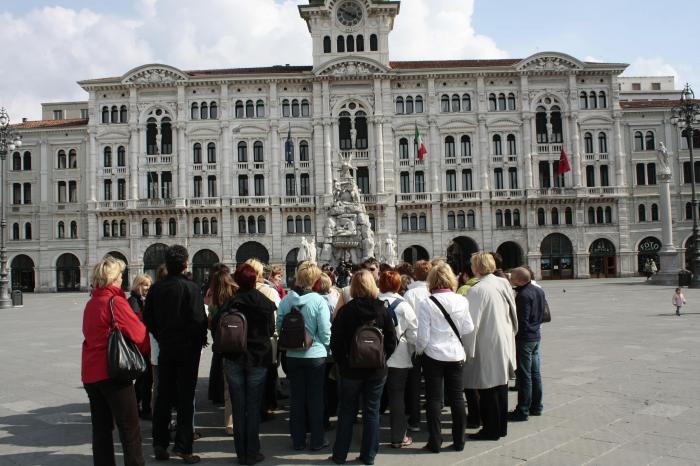 Trg Zedinjene ... ? ... utrjevanje našega zmagovalnega davčnega bataljončka za ...