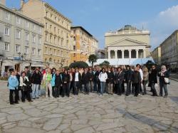 Postavljanje drugega dela zmagovalnega bataljončka - skupinska iz Trsta.