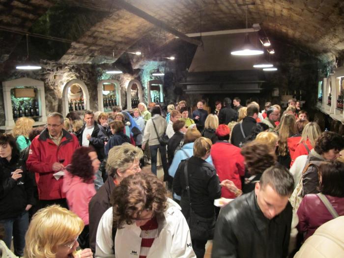 Bomo izkoreninili te nesrečne davke? ... odkrivanje kulinaričnega ter enološkega bogastva gostujočega okolja.