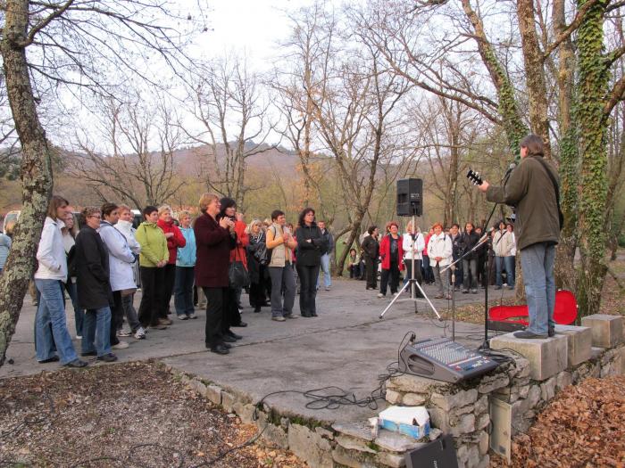 Flaša do moža obnaša dosti lepše se od žene. Je tako? ... Iz njenega grla ...