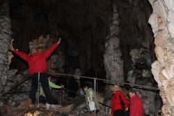 Poglejte! - vse te tisočletno grajene lepote kraškega podzemlja.