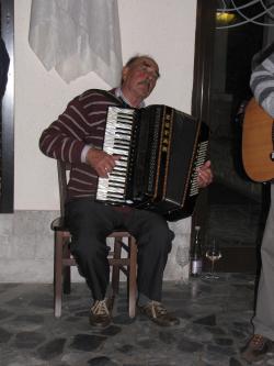 Gotovo da ne turbo folk meh! - glasba naših (kraških) dedov.