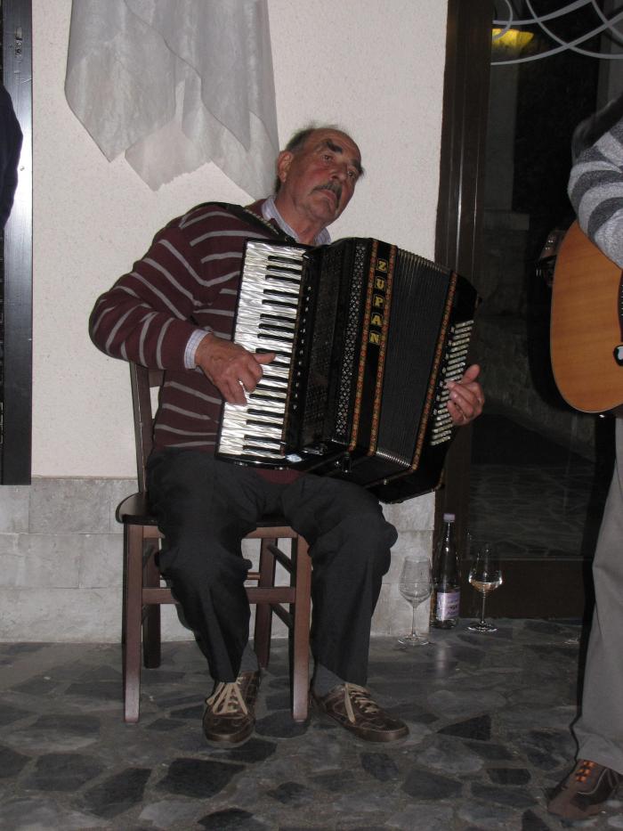 Gotovo da ne turbo folk meh! - glasba naših (kraških) dedov.