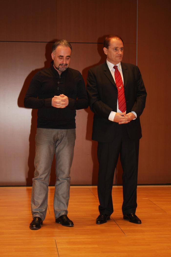 Za kaj pa bi se kesal? ... hmm ... Kaj pa naj letos ponudiva?