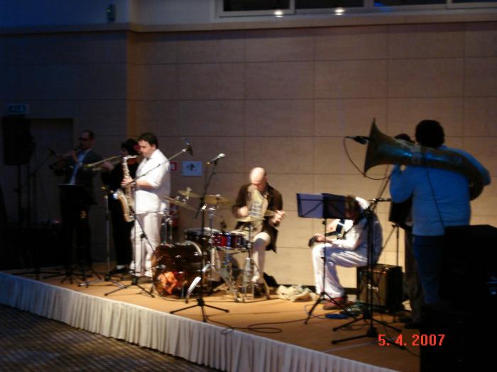 Dancing queen... NE ... udarna je jugo nostalgija - ko to tamo pjeva?