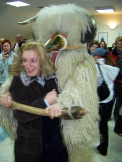 Glej ga glej ... le kdo se skriva pod korantovo odpravo, da pozna ta korantov običaj - ples z obiskovalci.