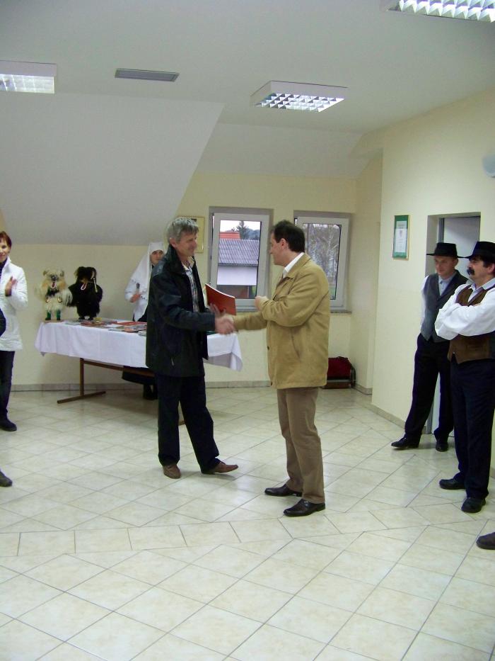 Martin Krpan pri (prijetni) protokolarni dolžnosti ... a ga bodo poskušali tudi usedlati??