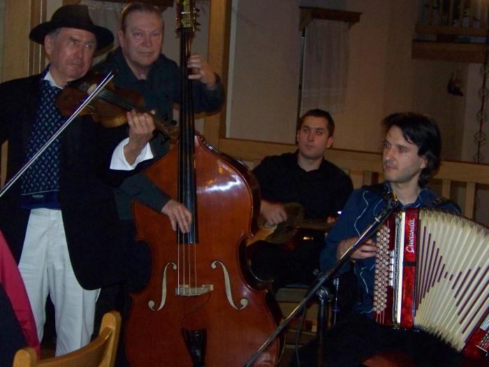 Nadaljujemo in zaključujemo v etno stilu - tipična prleška hrana ob pristni prleški muziki ... delček za spomin: 