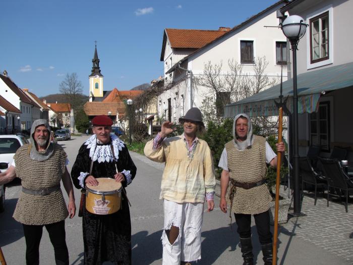 Martinu Krpanu in njegovi kobilici pa smo raje pomahali v slovo:-)