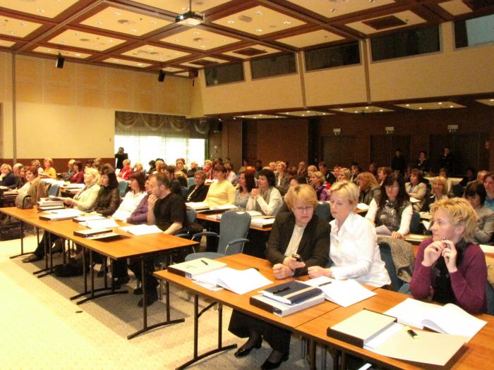 Tradicija, ime, prvovrstne davčne teme ... garant, da smo za potrebe letošnjega srečanja uspeli formirati pravo davčno četo ... uvodni pozdrav in predstavitev poteka srečanja (tudi s priporočili) spet pred polno predavalnico.