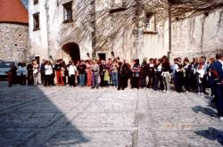 V polnem številu smo se zbrali na grajskem dvorišču gradu Otočec. Toplo vreme, kozarček cvička v rokah ...
