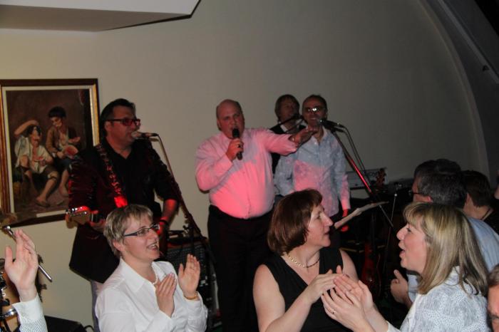 Mambo Kings z novo pridobitvijo (močjo) .. no, le začasno smo jim posodili solista:-)