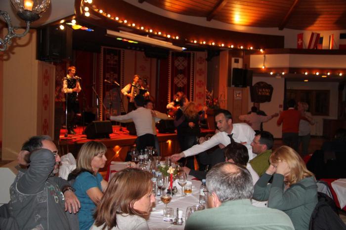 Golica ORIGINAL - pri Avseniku v Begunjah ... in brez plesa gotovo ne gre.