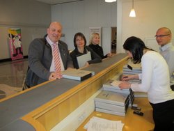 Črno-belemu svetu slovenske davčne realnosti na pot – najprej registracija udeležencev.