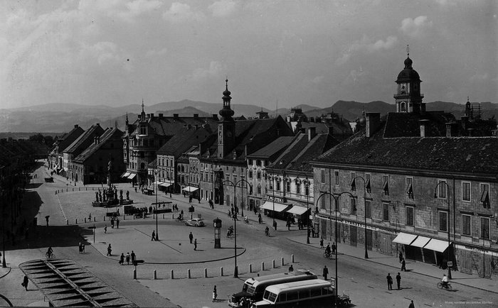 »A še pomnite tovariši?« … Rotovž v Mariboru pred nekaj desetletji.