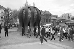 Je bil gologlavi davčni detektiv?? NE = Kodžak; spomenik NOB.