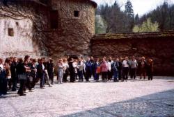 V polnem številu smo se zbrali na grajskem dvorišču gradu Otočec. Toplo vreme, kozarček cvička v rokah ...