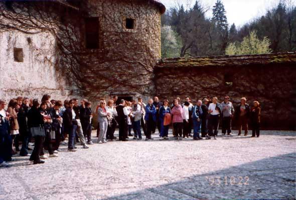 V polnem številu smo se zbrali na grajskem dvorišču gradu Otočec. Toplo vreme, kozarček cvička v rokah ...