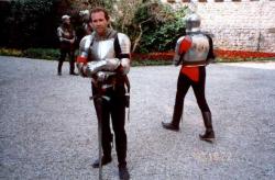 Kaj pa tako gledaš? Še nisi videl davkoplačevalca v polni bojni opremi? Dacarji so pred vrati!