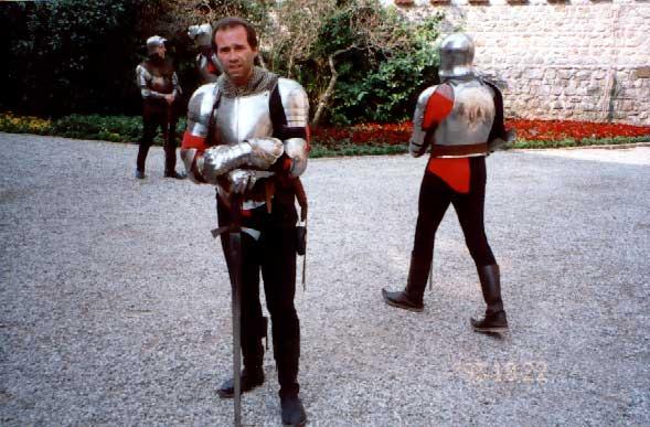 Kaj pa tako gledaš? Še nisi videl davkoplačevalca v polni bojni opremi? Dacarji so pred vrati!