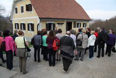 Tukaj je bil doma Anton Aškerc – pesnik balad in romanc po duši ter duhovnik in arhivist za kruh = Aškerčevina – domačija pesnika Antona Aškerca