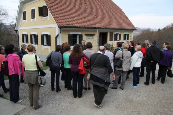 Tukaj je bil doma Anton Aškerc – pesnik balad in romanc po duši ter duhovnik in arhivist za kruh = Aškerčevina – domačija pesnika Antona Aškerca
