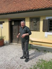 Avgust Aškerc – pranečak pesnika balad in romanc … = »… dejal, da pa xxxxxx so vredne, da jih pes poščije«!!