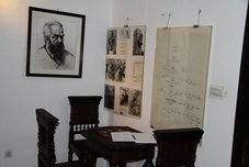 Nepoklican kaplan bolj po sili, večkrat je zamudil in njegove maše so bile sila kratke … veliko raje se je zadrževal pri knjigah … 