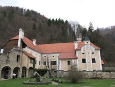 Samotna dolina Gračnice z ostanki nekdanjega kartuzijanskega samostana odkriva skrivnostno življenje menihov in skriva zgodbo o nesmrtni ljubezni Friderika Celjskega in Veronike Deseniške.