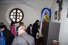 Ali se še vedno lahko sprehodimo skozi skrivne hodnike in odkrijemo skrito knjižnico, ki jo opisuje tudi slavni Umberto Eco romanu Rože? So bile knjige res zastrupljene?