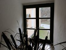 Pogled, ki je segel izključno ven … (ob)varoval menihe pred nevarnostjo ter Romea in Julijo na Slovenskem.