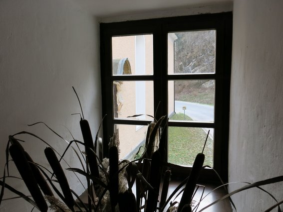 Pogled, ki je segel izključno ven … (ob)varoval menihe pred nevarnostjo ter Romea in Julijo na Slovenskem.