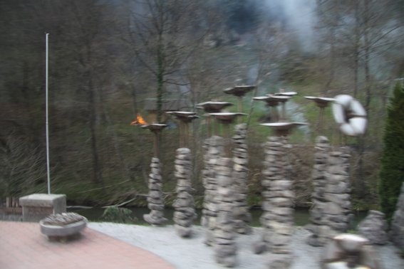  … resnica = spomin na blitzkrieg lokalnih otrok.