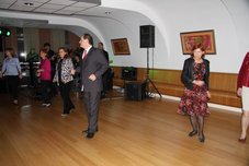 Letos se je 1 (moški) spremenil v 99 (žensk) – otvoritveni ples drugače kot že po običaju = z 99 ženskami … in prvič z glasbo Samuel Lucas Band.