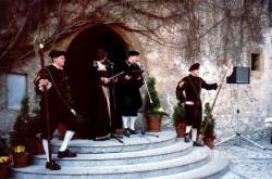 Sprejem graščakinje in grofa otoškega. V uvodu napoved povišanja cestnin, mostarin, desetin ...