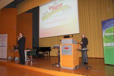 Pozdravni nagovor, predstavitev poteka in DDV – levo, desno, gor in dol … tudi (prvič) v duetu.